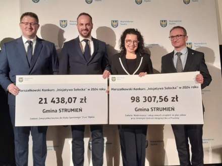 Burmistrz Strumienia Anna Grygierek odbiera czeki