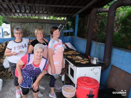 Panie przygotowujące placki dla uczestników wydarzenia