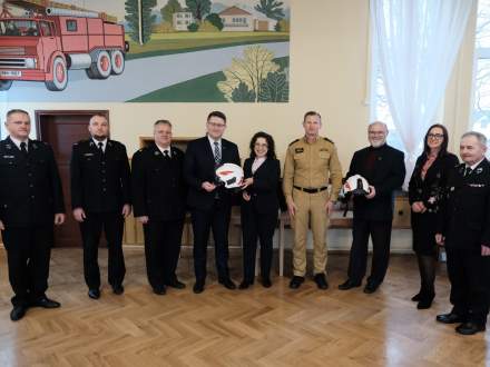 Zdjęcie grupowe z przedstawicielami jednostki OSP Zbytków