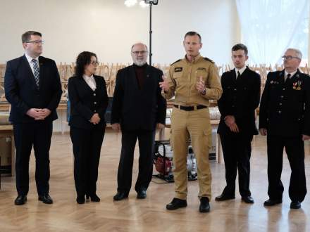 Oficjalne przekazanie sprzętu strażackiego, przemawia bryg. Michał Pokrzywa – Komendant Powiatowy PSP w Cieszynie