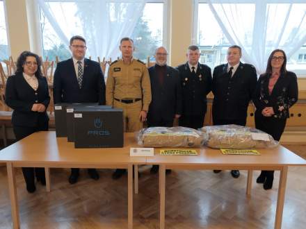 Zdjęcie grupowe z przedstawicielami jednostki OSP Bąków