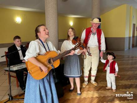 Występ Kapeli Biesiadno-Góralskiej Doroty Stryczek-Zowady podczas Dnia Kobiet w Drogomyślu