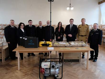 Zdjęcie grupowe z przedstawicielami jednostki OSP Pruchna