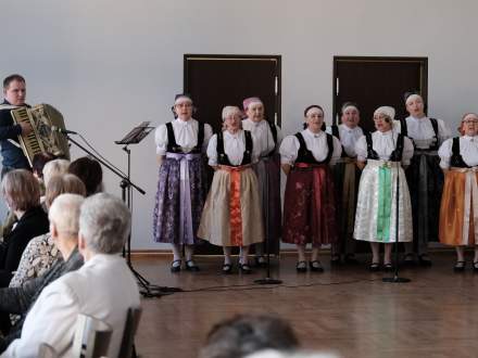 Występ Zespołu Śpiewaczego Echo Bąkowa podczas spotkania z okazji Dnia Kobiet w Bąkowie