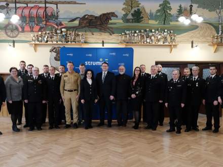 Zdjęcie grupowe z przekazania sprzętu strażackiego w OSP Zbytków