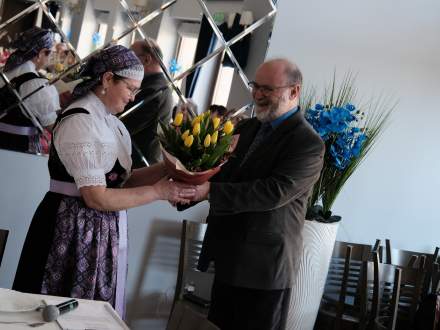 Dzień Kobiet w Bąkowie - Czesław Greń Przewodniczący Rady Miejskiej wręcza bukiet na ręce Krystyny Mrowiec Przewodniczącej KGW