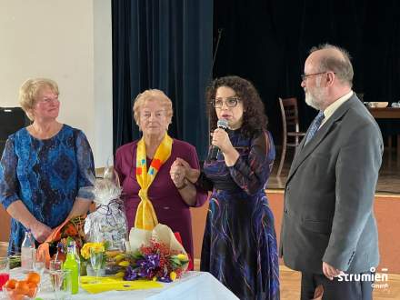 Od lewej Elżbieta Czakon- nowa Przewodnicząca KGW, Maria Gazda - była przewodnicząca KGW, Anna Grygierek Burmistrz Strumienia, Czesław Greń Przewodniczący Rady Miejskiej