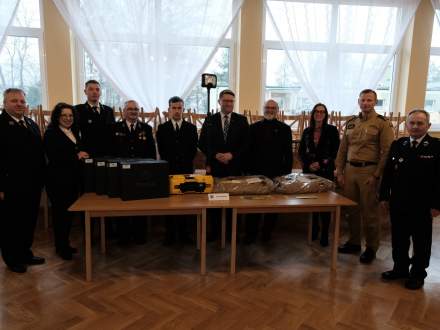 Zdjęcie grupowe z przedstawicielami jednostki OSP Drogomyśl