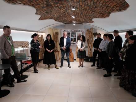 Wernisaż wystawy "Skrzydlate" w Galerii Pod Ratuszem