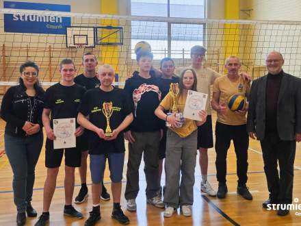 Turniej siatkówki OSP - zdjęcie grupowe drużyny
