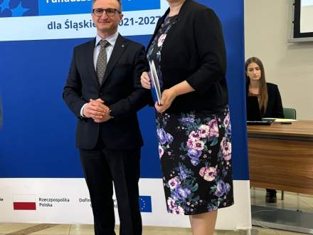 Sekretarz Strumienia Brygida Biegun odbiera list gratulacyjny