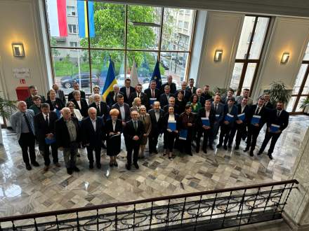 Zdjęcie grupowe wszystkch uczestników odbierających listy gratulacyjne