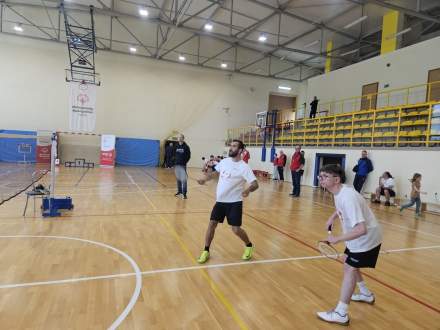 Zawodnicy grają w badmintona