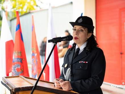 Anna Grygierek Burmistrz Strumienia przemawia podczas Gminnych Obchodów Dnia Strażaka