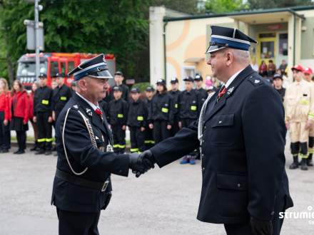 Dowódca uroczystości druh Ireneusz Nowak złożył meldunek Członkowi Prezydium Zarządu Oddziału Wojewódzkiego ZOSP RP dh. Markowi Omozikowi