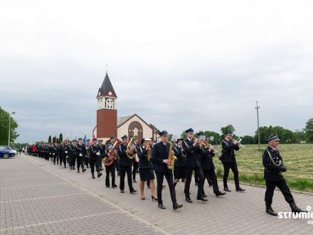 Przemarsz z kościoła pod remizę