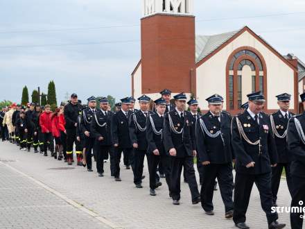 Przemarsz z kościoła pod remizę