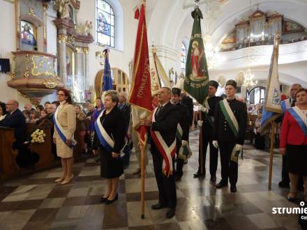 Poczty sztandarowe podczas uroczystej Mszy Świętej