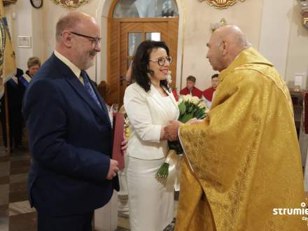 Życzenia Ks. Prałatowi składają Burmistrz Strumienia Anna Grygierek i Przewodniczący Rady Miejskiej Czesław Greń