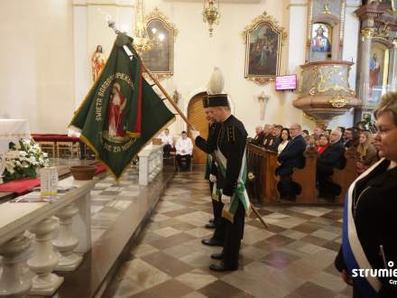 Poczty sztandarowe podczas uroczystej Mszy Świętej