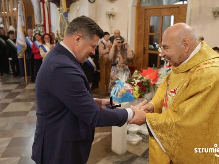 Przewodniczący Sejmiku Województwa Śląskiego Jacek Jarco wręcza Ks. Prałatowi odznakę