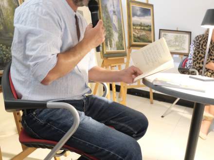 Twórca Dawid Drapisz przedstawia swoja poezję