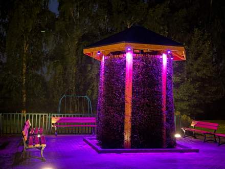 Tężnia solankowa nocą