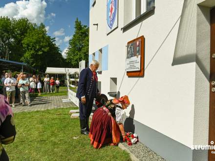 Złożenie wiązanki pod tablicą