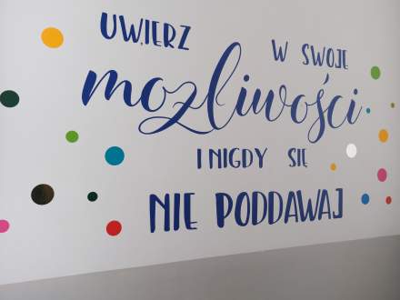 Napis na ścianie w szkole w Bąkowie