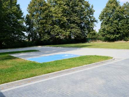 Parking przy szkole w Bąkowie