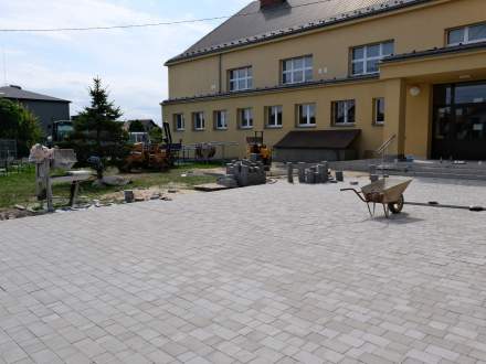 Teren przed szkołą w Zabłociu - w czasie prac brukarskich