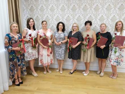 Wręczenie aktów mianowania w Ratuszu - zdjęcie grupowe nuczycielek z burmistrz Strumienia