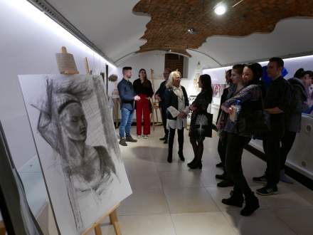 Wernisaż wystawy artystycznej w Galerii Pod Ratuszem