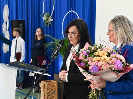 Gratulacje w imieniu Starosty Cieszyńskiego Janiny Żagan składaja Radne Powiatowe Lilla Salachna - Brzoza i Sonia Krzempek