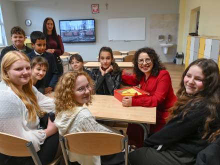 Zwiedzanie nowej części szkoły - Burmistrz Anna Grygierek gra w gry planszowe z uczniami