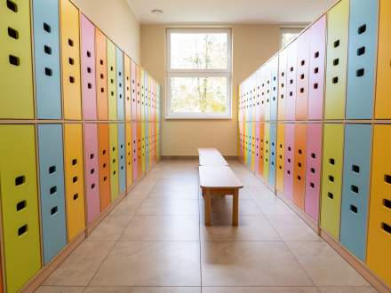 Kolorowe szafki w nowej części szkoły