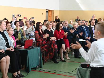 Goście wydarzenia podczas cześci artystycznej w sali gimnastycznej