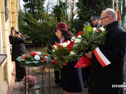 Burmistrz Strumienia Anna Grygierek i przewodniczący Rady Miejskiej składają wiązanki pod tablicą upamiętniającą wydarzenia I Powstania Śląskiego