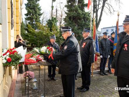 Złożenie kwiatów przy tablicy