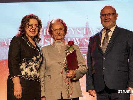 Obchody 11 listopada w Strumieniu złożenie gratulacji zasłużonym