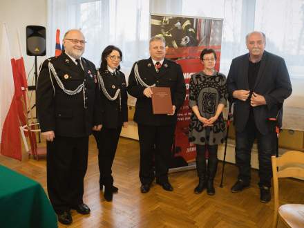 od lewej Przewodniczący Rady Miejskiej Czesław Greń, Burmistrz Strumienia Anna Grygierek, Prezes OSP Zbytków Marek Omozik, Przedstawiciele Stowarzyszenia Miłośników Zbytkowa: Prezes Anna Szczypka i Wiceprezes Bogusław Wawrzyczek