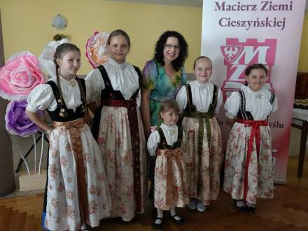Burmistrz Stumienia Anna Grygierek z dziećmi z Zespołu szkolno-Przedszkolnego w Drogomyślu zapewniającymi część artystyczną w czasie jubileuszowego spotkania