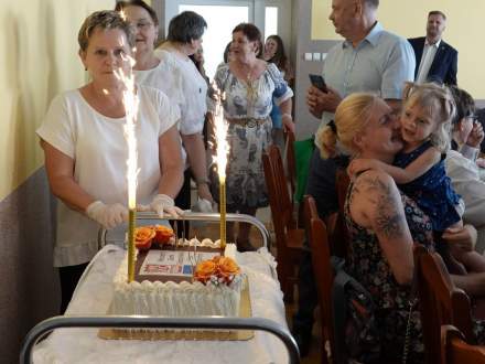 Zdjęcie z jubileuszowym tortem