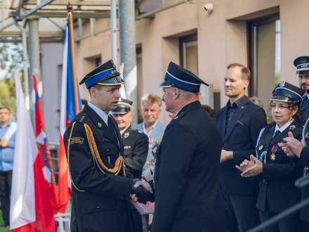 Goście składaja gratulacje dla jednostki na ręce Prezesa Dariusza Kucza
