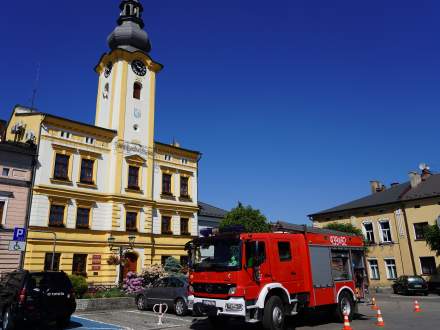 Wóz strażacki pod ratuszem w Strumieniu