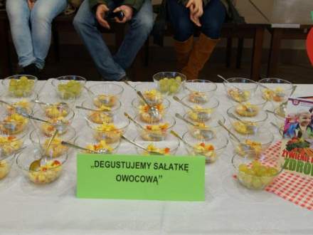 "Degustujemy sałatkę owocową"