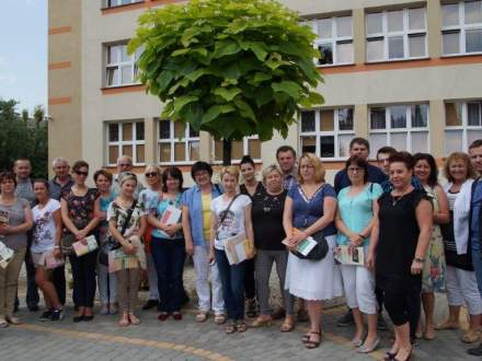 Delegacja z Gminy Gogolin przed Gimnazjum im. Powstańców Śląskich w Strumieniu