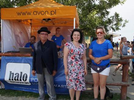 Burmistrz z sędzią i organizatorką zawodów