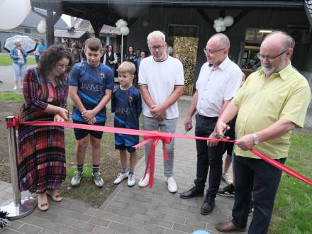 Przecięcie wstęgi na otwarciu tężni