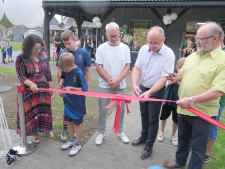 Przecięcie wstęgi na otwarciu tężni